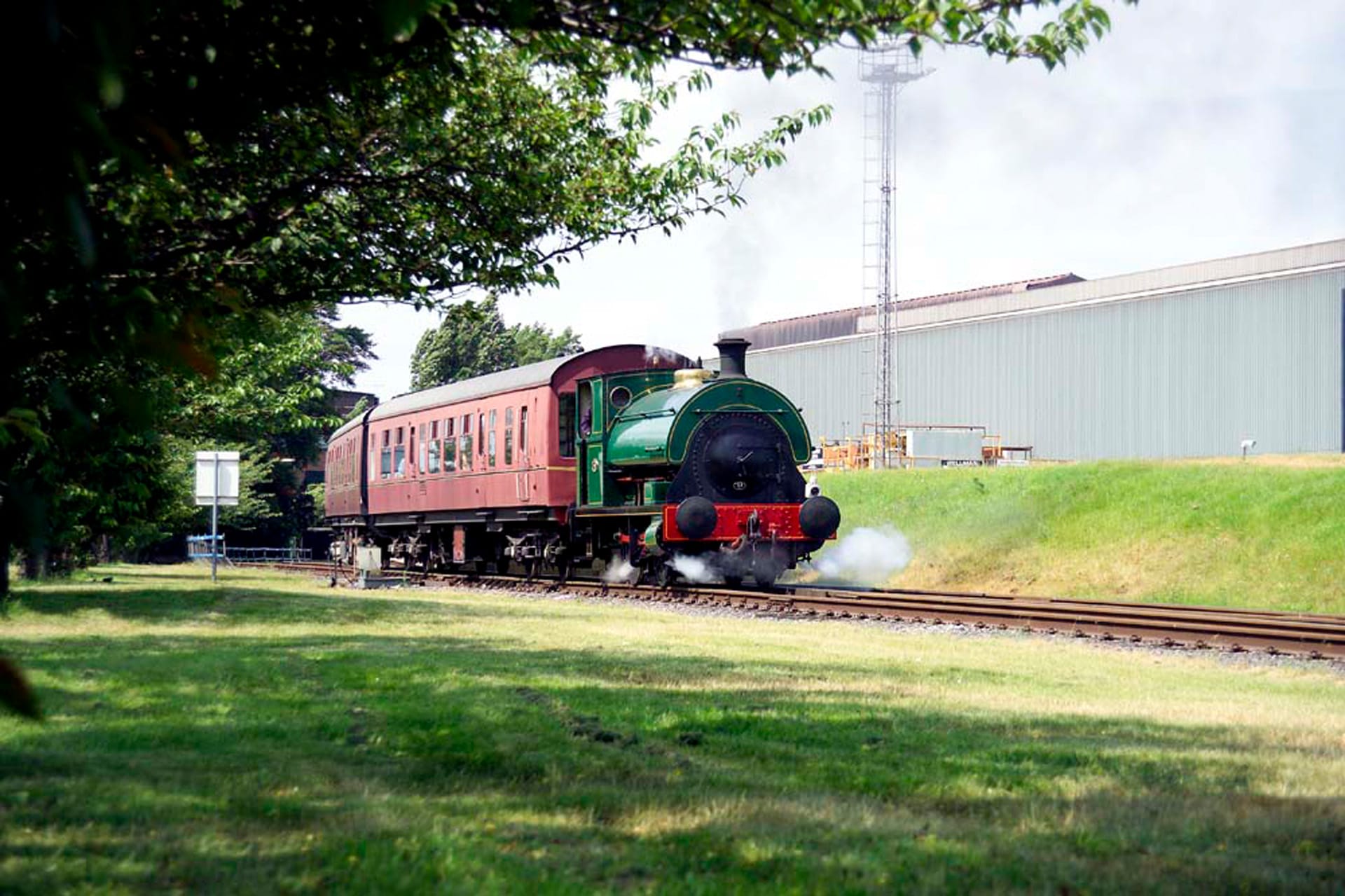 Steam train at Frodingham platformClient: Glenn BritcliffeDate: 09/06/2004